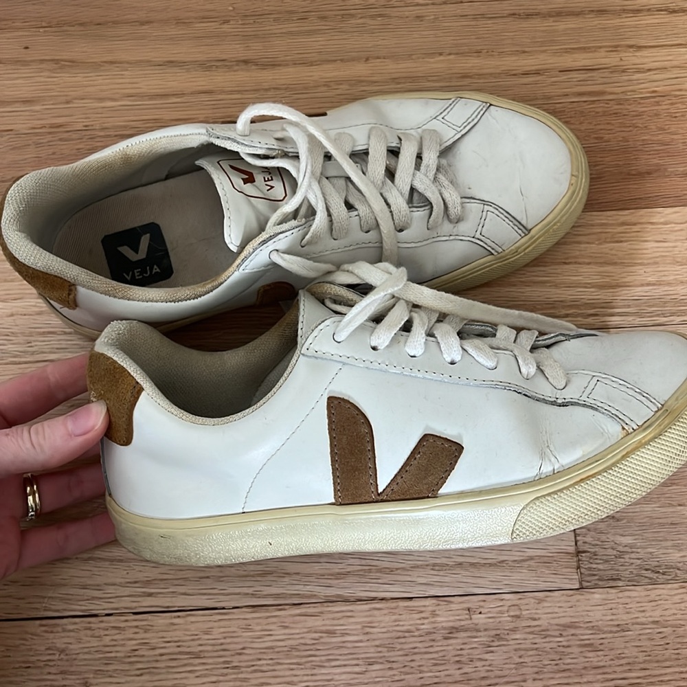 Brown/white vejas